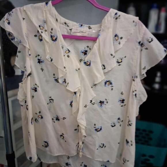 NWOT Universal Thread Cream Floral Print Cap Sleeve Blouse, Ruffles, MEDIUM - Picture 2 of 12